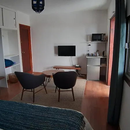 Habitación en casa particular Con Balcon Y Banos Privados. *