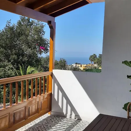 Habitación en casa particular Con Balcon Y Banos Privados.